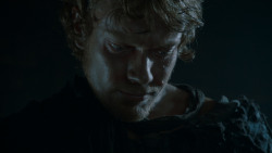 extant_GameOfThrones_4x02-TheLionAndTheRose_1174