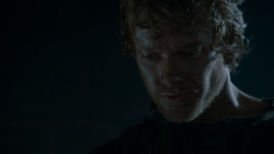 extant_GameOfThrones_4x02-TheLionAndTheRose_1246
