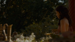 extant_GameOfThrones_4x02-TheLionAndTheRose_1475