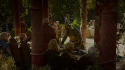 extant_GameOfThrones_4x02-TheLionAndTheRose_1595
