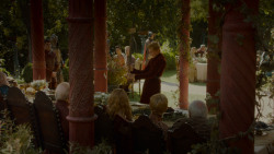 extant_GameOfThrones_4x02-TheLionAndTheRose_1651