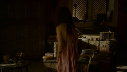 extant_GameOfThrones_4x02-TheLionAndTheRose_1750
