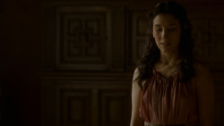 extant_GameOfThrones_4x02-TheLionAndTheRose_1813