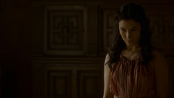 extant_GameOfThrones_4x02-TheLionAndTheRose_1816