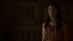 extant_GameOfThrones_4x02-TheLionAndTheRose_1820