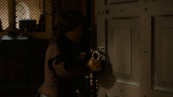 extant_GameOfThrones_4x02-TheLionAndTheRose_1942