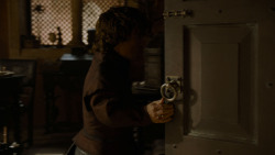 extant_GameOfThrones_4x02-TheLionAndTheRose_1943