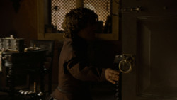 extant_GameOfThrones_4x02-TheLionAndTheRose_1944