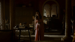 extant_GameOfThrones_4x02-TheLionAndTheRose_1950