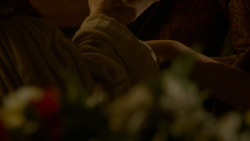 extant_GameOfThrones_4x02-TheLionAndTheRose_3021