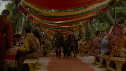 extant_GameOfThrones_4x02-TheLionAndTheRose_3254