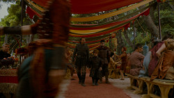 extant_GameOfThrones_4x02-TheLionAndTheRose_3256