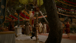 extant_GameOfThrones_4x02-TheLionAndTheRose_3314