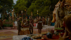 extant_GameOfThrones_4x02-TheLionAndTheRose_3343