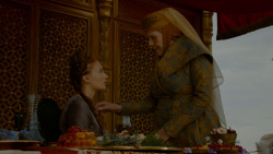 extant_GameOfThrones_4x02-TheLionAndTheRose_3374