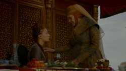 extant_GameOfThrones_4x02-TheLionAndTheRose_3375