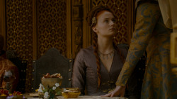 extant_GameOfThrones_4x02-TheLionAndTheRose_3380