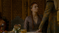 extant_GameOfThrones_4x02-TheLionAndTheRose_3381