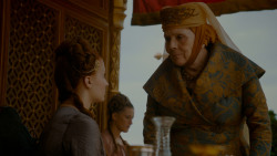 extant_GameOfThrones_4x02-TheLionAndTheRose_3382