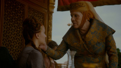 extant_GameOfThrones_4x02-TheLionAndTheRose_3386