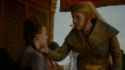 extant_GameOfThrones_4x02-TheLionAndTheRose_3387