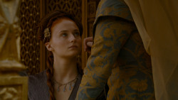 extant_GameOfThrones_4x02-TheLionAndTheRose_3389