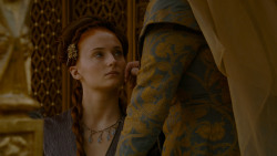 extant_GameOfThrones_4x02-TheLionAndTheRose_3390