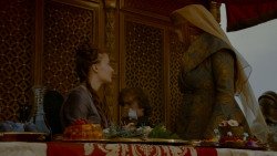 extant_GameOfThrones_4x02-TheLionAndTheRose_3396