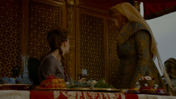 extant_GameOfThrones_4x02-TheLionAndTheRose_3397