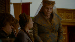 extant_GameOfThrones_4x02-TheLionAndTheRose_3411