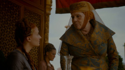extant_GameOfThrones_4x02-TheLionAndTheRose_3424