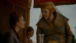 extant_GameOfThrones_4x02-TheLionAndTheRose_3425