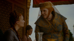 extant_GameOfThrones_4x02-TheLionAndTheRose_3426