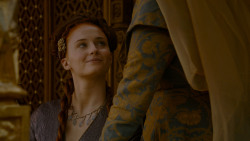 extant_GameOfThrones_4x02-TheLionAndTheRose_3428