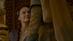 extant_GameOfThrones_4x02-TheLionAndTheRose_3429