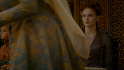 extant_GameOfThrones_4x02-TheLionAndTheRose_3437