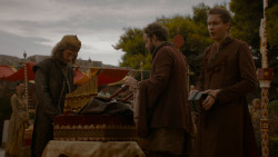 extant_GameOfThrones_4x02-TheLionAndTheRose_3451