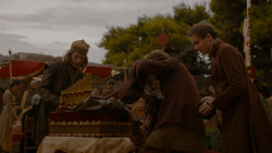 extant_GameOfThrones_4x02-TheLionAndTheRose_3477
