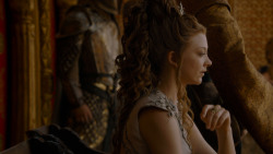 extant_GameOfThrones_4x02-TheLionAndTheRose_3479