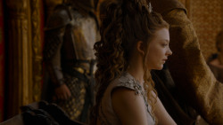 extant_GameOfThrones_4x02-TheLionAndTheRose_3480