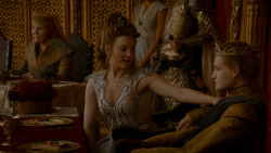 extant_GameOfThrones_4x02-TheLionAndTheRose_3505