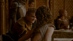 extant_GameOfThrones_4x02-TheLionAndTheRose_3509