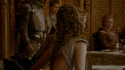 extant_GameOfThrones_4x02-TheLionAndTheRose_3511