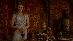 extant_GameOfThrones_4x02-TheLionAndTheRose_3571