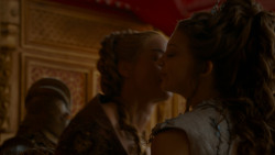 extant_GameOfThrones_4x02-TheLionAndTheRose_3597