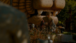 extant_GameOfThrones_4x02-TheLionAndTheRose_3602
