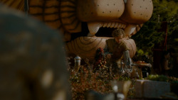 extant_GameOfThrones_4x02-TheLionAndTheRose_3603