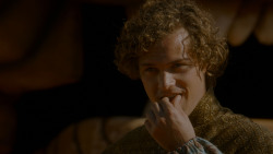 extant_GameOfThrones_4x02-TheLionAndTheRose_3618