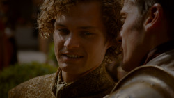 extant_GameOfThrones_4x02-TheLionAndTheRose_3677