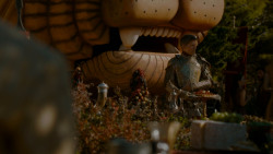 extant_GameOfThrones_4x02-TheLionAndTheRose_3713